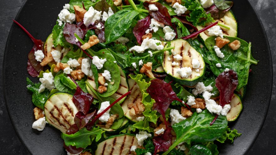 Salat grillitud köögiviljadest sobib kenasti grill-liha kõrvale.