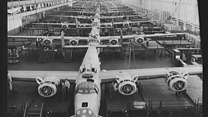 B-24 koosteliin Fordi Willow Run´i tehases.