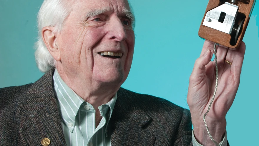 Arvutihiirte isa Douglas Carl Engelbart demonstreerimas maailma esimest arvutihiirt.