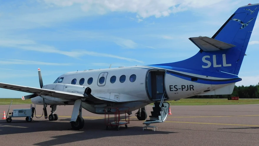 Praegu lendab mandrilt saartele Transaviabaltika Jetstream 32 ES-PJR. Vanus 28 aastat.