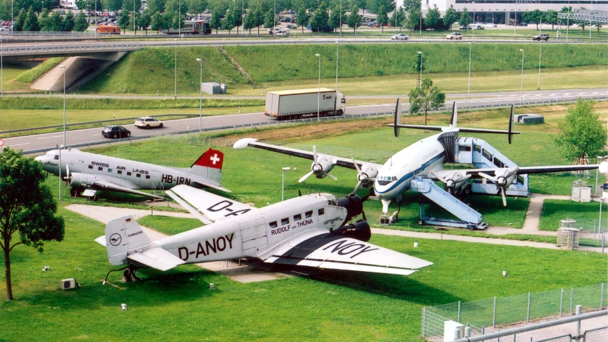 Müncheni lennujaama külastuspargi väikesele alale on mahutatud kolm populaarset kolbmootorite ajastu reisilennunduse veterani – Junkers Ju-52/3m, Douglas DC-3 ja Lockheed Super Constellation.