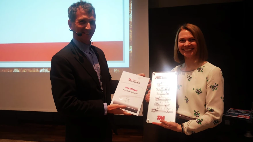 Tehnikamaailma peatoimetaja Tõnu Ojala ning Kia turundusjuht Moonika Kitt.