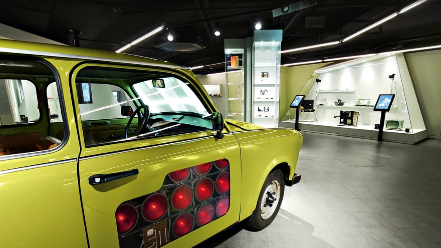 Sõiduautosse Trabant oli peidetud hulk infrapunalampe. Auto jäeti ööseks tänavale ja automaatkaamera sai salaja pildistada inimesi, kes sisenesid või väljusid luuratavast majast. Auto uksesse on lõigatud lampide näitamiseks ava. 