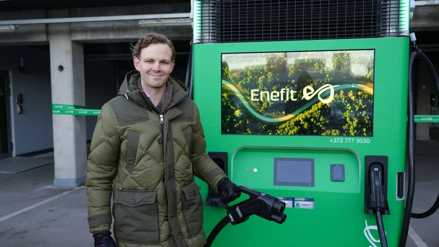 Baltikumi esimene akuga integreeritud elektriauto laadija ja Enefiti laadimistaristu ja partnersuhete juht Robert Kutsar.