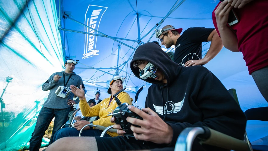 Laupäeval stardib Tehnikaülikooli innovatsiooni- ja ettevõtluskeskuse Mektorys Elisa Drone Racing League’i uus hooaeg.