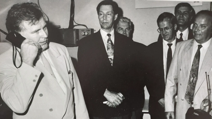 Esimene ametlik NMT-kõne. Tiit Vähi. Foto raamatust EMT 20. Kuidas luua infoühiskonda.