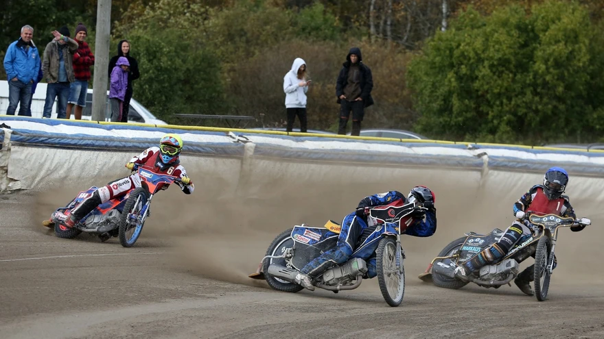 Nikita Zubarev (keskel)