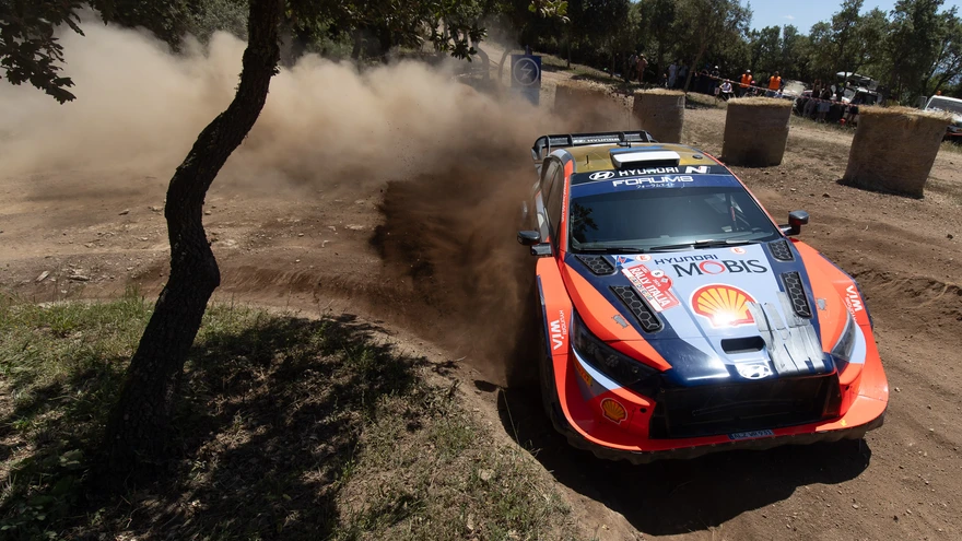 Ühe ebaõnn on teise õnn – Ott Tänak saavutas Sardiinias 0,2 sekundilise vahega esikoha katkise rehviga finišeerinud Sebastien Ogieri ees.