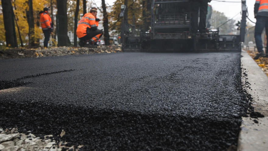 75 meetri pikkuse ja 3 meetri laiuse kõnniteelõigu asfalteerimisel Narva mnt-l kasutati 65 kg plastikgraanuleid.
