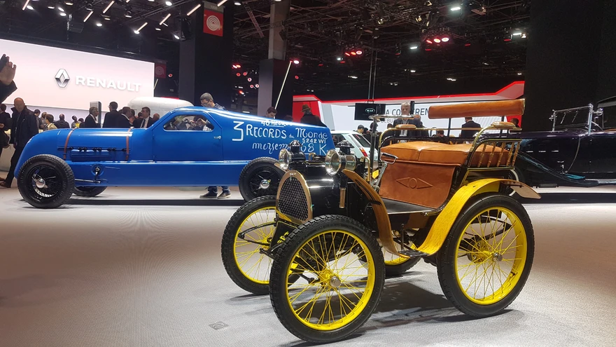 Renault´l polnud seeriaautode poolel suurt uudist välja käia, rõhuti ajaloole ja tulevikule. Ajalooteema tulenes aastast 1898, millest loevad oma ajalugu nii Pariisi autonäitus kui Renault. 