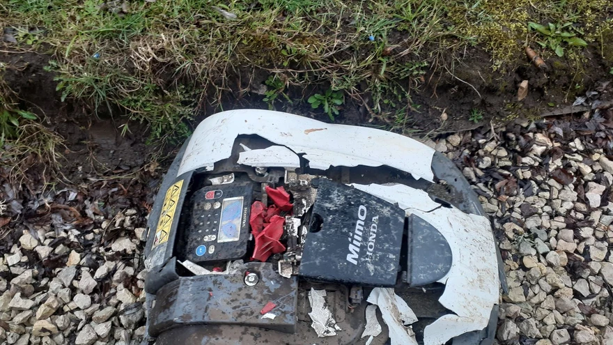 Autorataste alla jäänud robotniiduk.