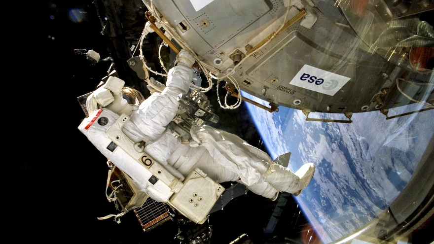 Kõik NASA skafandrid on põhimõtteliselt 40 aastat vanad, kuigi neid tuuakse 25 kasutuskorra järel maale korrastamiseks ja vajadusel likvideerimiseks. Praegu kasutuses olevat mudelit tuntakse kasutuskordade registris nimetuse Enhanced EMU all.