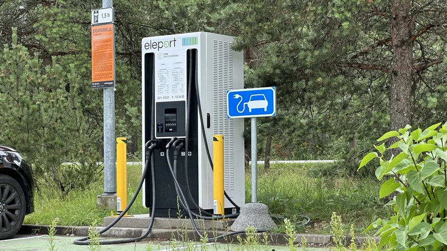 Eleporti kiirlaadija Raudalu Konsumis.