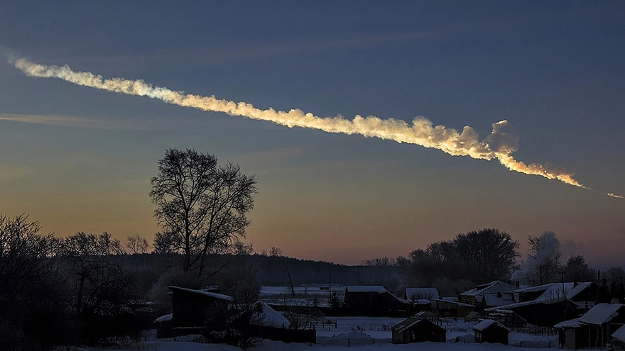 Tšeljabinski asteroid jättis oma lennuteele pika suitsusaba. Seda imetlenud inimesed ei osanud oletada lööklaine tulekut. 