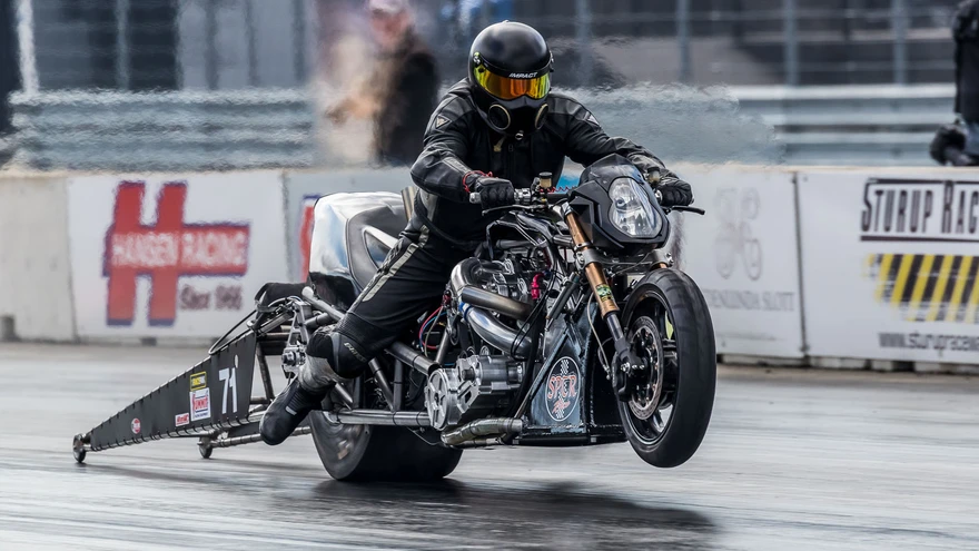 Ainulaadse masina omanikuks on 33aastane Vesa Lipponen, kes samal masinal tegi ka möödunud hooajal mootorrataste kiirendusspordimaailmas ajalugu.