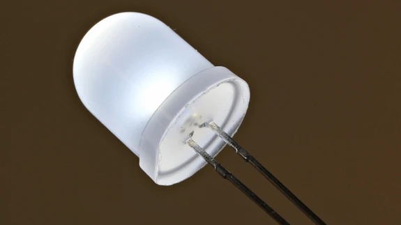 Valge LED valmistatakse tavaliselt sinise LED-i ja fosforkatte abil, mis muudab valguse inimsilmale valgeks.