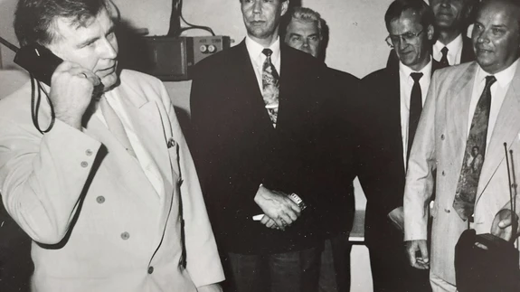 Esimene ametlik NMT kõne. Tiit Vähi. Foto raamatust EMT 20. Kuidas luua infoühiskonda