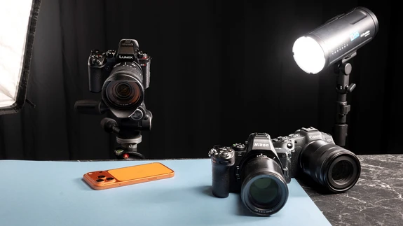 Kõik võrdluse kaamerad põhinevad 24-megapikslisel sensoril. Need sensorid ei esinda päris tehnoloogia viimast sõna, vaid pigem viimistletud ja toimivaks osutunud lahendusi.