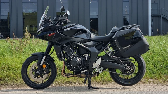 Honda CB1000GT katab ära suurema osa tsiklisõitja plaanidest. Maastikule temaga tõesti minna ei saa, aga seda keegi temalt ei eeldagi.