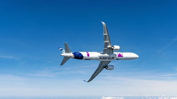 A321XLR katselennul Lõuna-Prantsusmaa kohal. Uus suur kütusepaak paikneb lennuki kõhuosas, ligikaudu kerel oleva kirja A-tähe kohal. XLR-i saab teistest A321-dest väliselt eristada selle järgi, et tiiva juures olev kerekate ulatub pisut kaugemale tahapoole – selle ülesanne on kaitsta kütusepaaki.