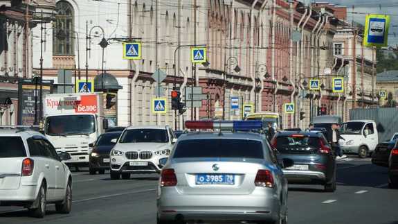 Tänavapilt Peterburis - välismaistest autodest puudust ei olnud enne sõda ja ei ole ka täna.