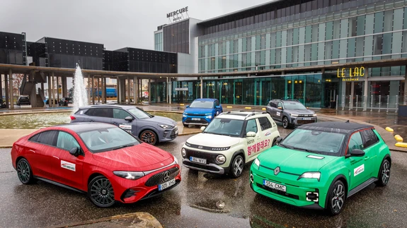 Tänavu kannab Eesti aasta auto tiitlit retrostiilis väikeauto Renault 5 E-Tech (ees paremal). Pildil on Eesti aasta auto 2026 kuus finalisti.