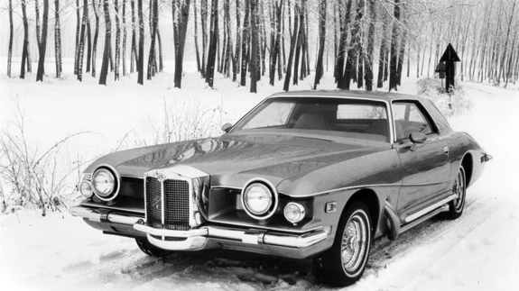 Stutz Blackhawk - „klassikalist“ muljet pidid lisama rõhutatult suured esilaternad, läbi esitiibade toodud väljalasketorud ja astmelaudu jäljendav jäme kroomliist ukse alaservas.