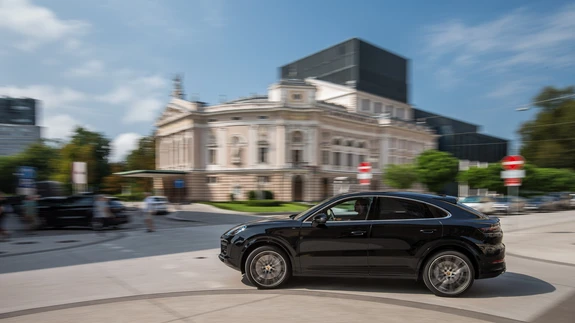 Tavaversiooniga võrreldes suurimad muutused läbi teinud tagaosa kujustus toob silma ette nii uue 911 kui Panamera.