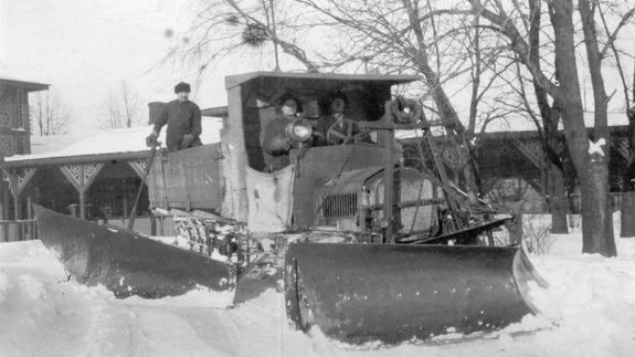 Harju maavalitsuse veoauto Albion lumesahaga 1920. aastate lõpul.