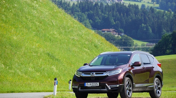 Uuele CR-V-le väliskuju andmisel on Honda läinud eveolutsioonilist teed ning tulemus peaks CR-V fännidele (ja neid on palju!) igati meeldima.