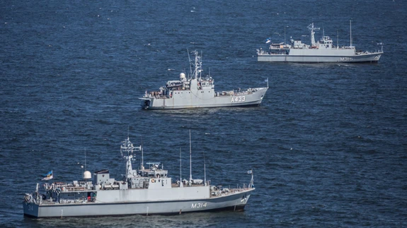 Eesti mereväe miinijahtija Sakala, staabi- ja toetuslaev Wambola, miinijahtija Ugandi.