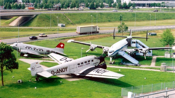 Müncheni lennujaama külastuspargi väikesele alale on mahutatud kolm populaarset kolbmootorite ajastu reisilennunduse veterani – Junkers Ju-52/3m, Douglas DC-3 ja Lockheed Super Constellation.