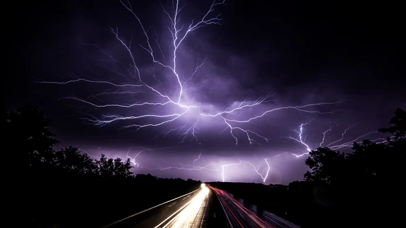 Äike võib kodustele elektroonikaseadmetele ohtralt kurja teha.