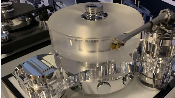 Vinüülplaadimängijate tipptootja Transrotor oli esindatud väga laia tootevalikuga. Need on vinüülplaadimängijad, mille detailide viimistlus läheneb juba Šveitsi kellade kvaliteedile, aga seda kordades suuremate mõõtmete juures.