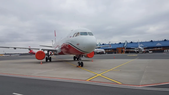Tallinna lennujaamas oodatakse pikisilmi, et mais lennuliiklus elavneb. Praegu on aga lennuväli täis pargitud Vene lennufirma Red Wings lennukeid, millele Magnetic MRO siin hooldust teeb.