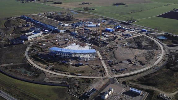 Värskeim õhuvaade ESS ehituselt. Keskel kulgeb diagonaalselt kiirenditunnel, selle kohal käib märklauahoone ehitus, kaarjasse hoonesse tulevad mõõteseadmed.
