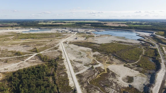 Kunda lähistel asuv Aru-Lõuna karjääris kaevandatakse lubjakivi 70 hektaril, koos teenindusmaaga laiub see enam kui 400 hektaril. Geoloogid hindavad, et kui Toolses peaks avatama fosforiidikarjäär, hõlmaks see enam kui kaks korda suurema ala (970 ha).