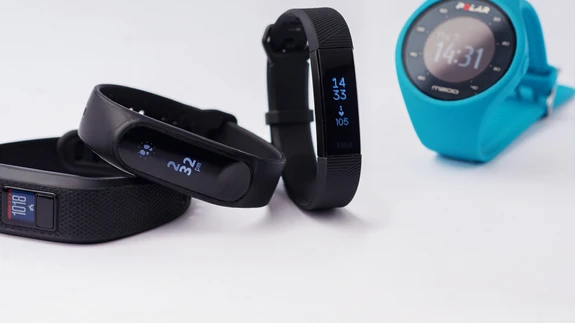 Võrdluse seadmed on samas mõõdus ja kandes peaaegu märkamatud. Polari mõõdik on teistest suurem ja eristub ka värvilise rihma poolest.