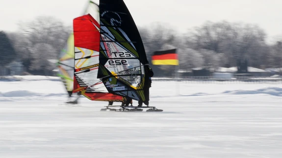 Boris Ljubtšenko (EST) ja Tobias Bodin (SWE) võistlemas WISSA 2019 kelkude lühiraja slaalomil, WISSA 2019 Fond du Lac'is.