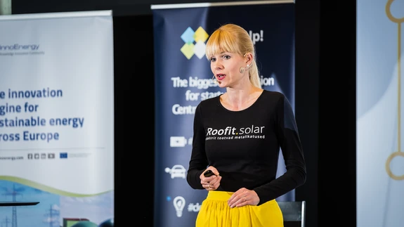 Eesti finaali võitja Roofit.solar´i idee seisneb innovaatilises “2-in-1” päikeseelektrit tootvas metallist katusematerjalis, mis asendab tavapäraseid katusekatte- ja fassaadimaterjale.