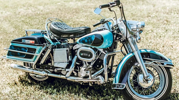 Elvise Harley-Davidson.