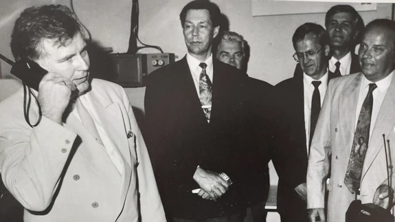 Esimene ametlik NMT-kõne. Tiit Vähi. Foto raamatust EMT 20. Kuidas luua infoühiskonda.