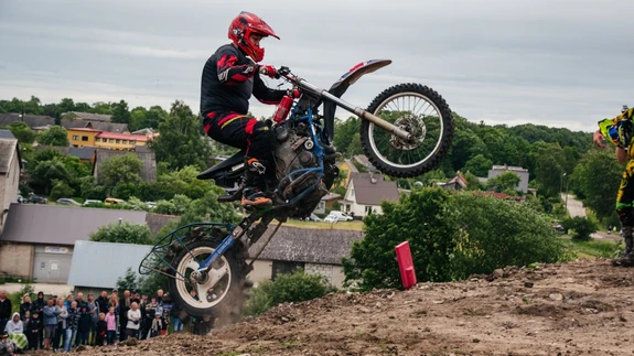 Unlimited ehk kahe ja enam silindriliste mootoritega spetsiaalrataste klassis sai hooaja esimese võistluse võidu Mart Peterson.