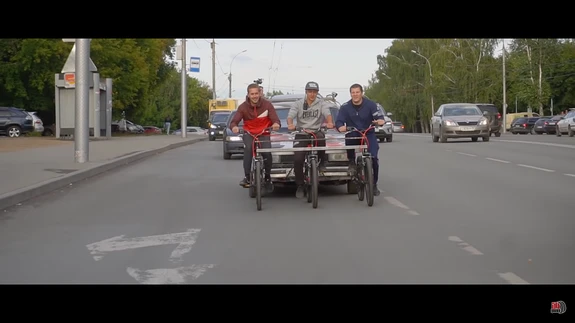 Jalgrattad autot pukseerimas.