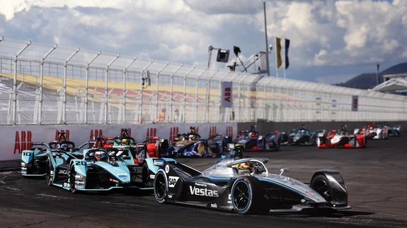 Mercedes ja Jaguar jagelesid läbi hooaja tiimide arvestuses. Pildil Mercedese sõitja Stoffel Vandoorne juhtimas kahe Jaguari sõitja ees.