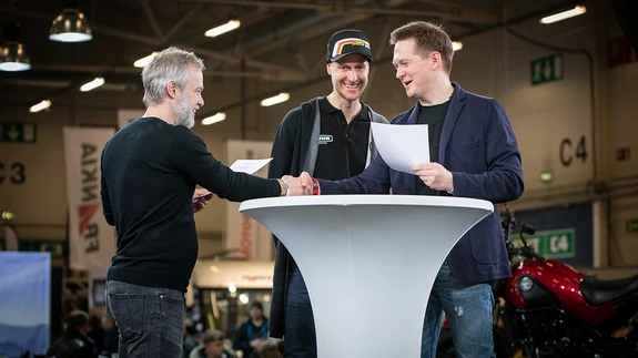 Toetuslepingu allkirjastavad RGB Balticu tegevjuht Peeter Randväli (vasakul) ja EMF-i motoringraja komisjoni liige Marko Rohtlaan ning esimees Rannus Ervin.