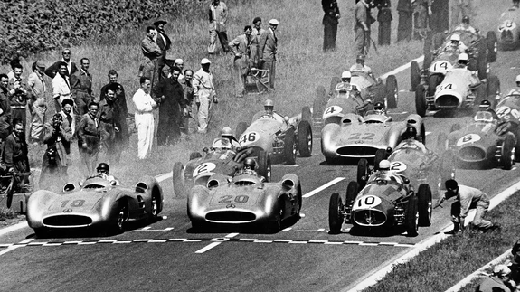F1-sarja algusaastatel oli tavapärane, et stardis seisid kõrvuti kolm või neli autot, mis sinna vaevu ära mahtusid (pildil start 1954. aastal Reimsis).