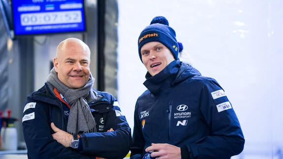Ott Tänak ja Hyundai Mototosporti tiimipealik Andrea Adamo.