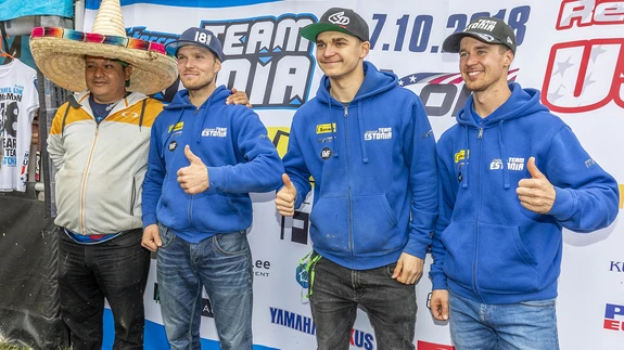 Eesti koondis USAs Mehhiko fänniga, (paremalt) Harri Kullas, Hardi Roosiorg ja Tanel Leok.