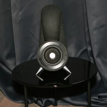 Väga erinev ja stiilne lähenemine kõlarisüsteemile Deeptime stuudiolt Tšehhist – liivast 3D-prinditud kõlarikorpused. Võimalik osta kas ainult teokarbikujulised põhikõlarid või siis koos bassikõlariga. Komplekti hind 3200 eurot.